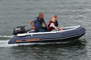 bateau pneumatique hors-bord