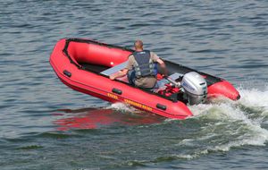 bateau pneumatique hors-bord