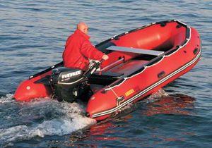 bateau pneumatique hors-bord