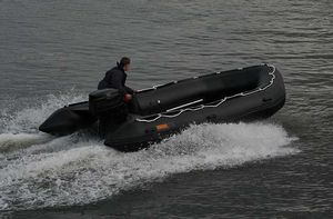 bateau pneumatique hors-bord