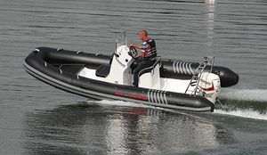 bateau pneumatique hors-bord