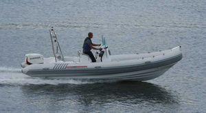 bateau pneumatique hors-bord