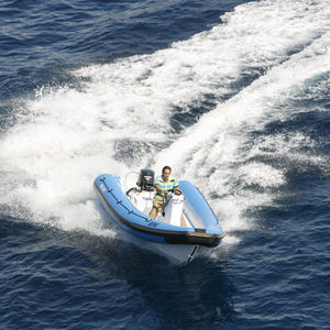 bateau pneumatique hors-bord