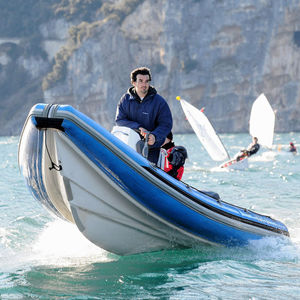 bateau pneumatique hors-bord
