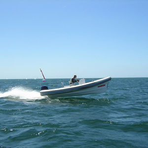 bateau pneumatique hors-bord