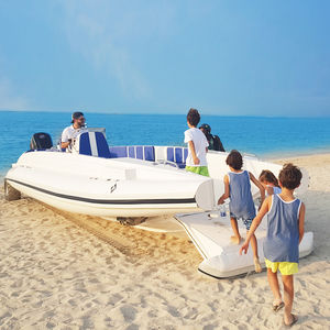 bateau pneumatique hors-bord