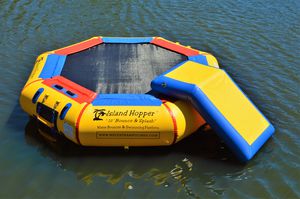 jeu aquatique trampoline