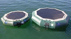 jeu aquatique trampoline