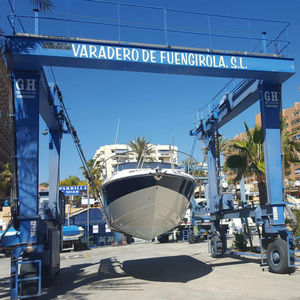 grue pour yacht / portuaire / pour marina / sur pneus
