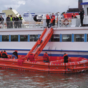 toboggan d'évacuation maritime pour navire