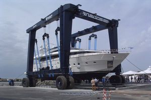 travel lift toutes roues directrices