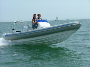 bateau pneumatique hors-bord 1