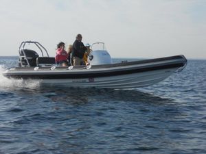 bateau pneumatique hors-bord