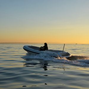 bateau pneumatique in-bord