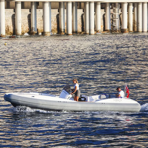 bateau pneumatique in-bord