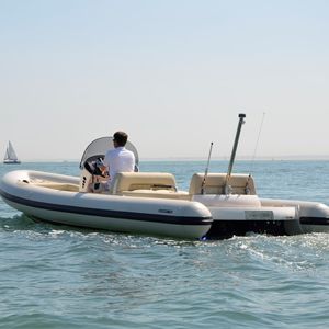 bateau pneumatique in-bord 1