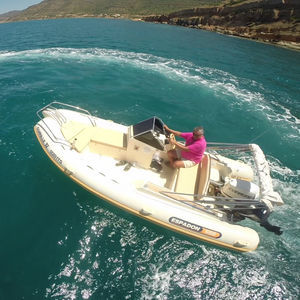 bateau pneumatique hors-bord
