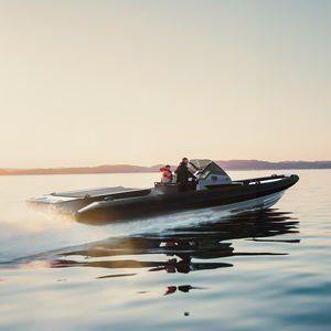 bateau pneumatique in-bord