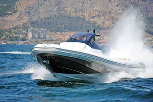 bateau pneumatique in-bord 1