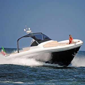 bateau pneumatique in-bord / bimoteur / RIB / à console centrale