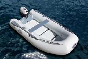 bateau pneumatique hors-bord