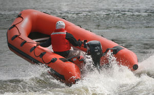 bateau pneumatique hors-bord 1