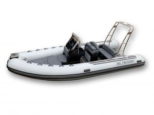 bateau pneumatique hors-bord