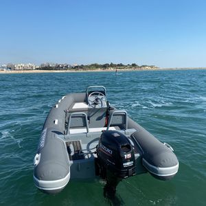 bateau pneumatique hors-bord
