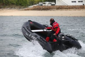 bateau pneumatique hors-bord