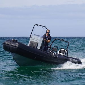 bateau pneumatique hors-bord