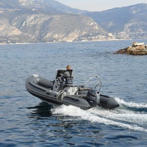 bateau pneumatique hors-bord