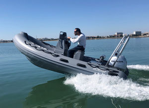 bateau pneumatique hors-bord