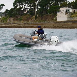 bateau pneumatique hors-bord