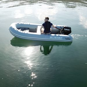 bateau pneumatique hors-bord