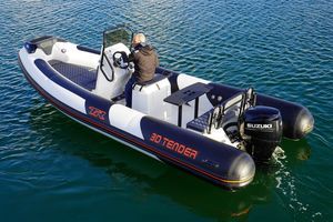 bateau pneumatique hors-bord