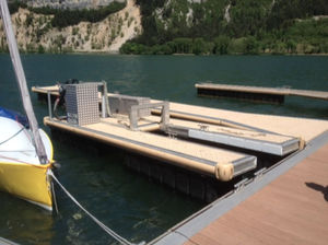 barge de récupération des déchets