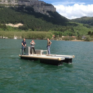 barge de récupération des déchets