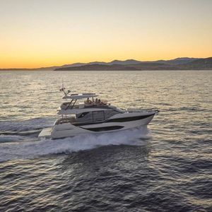 motor-yacht à fly
