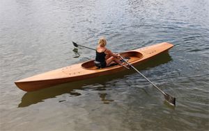 bateau d'aviron de loisir / skiff