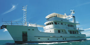 motor-yacht de croisière / explorer / avec timonerie / en acier
