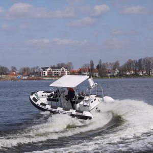 bateau pneumatique hors-bord