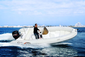 bateau pneumatique hors-bord