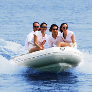 bateau pneumatique hors-bord 1