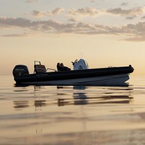 bateau pneumatique hors-bord 1