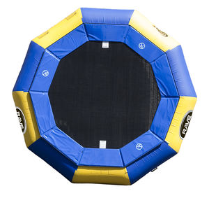 jeu aquatique trampoline