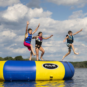 jeu aquatique trampoline