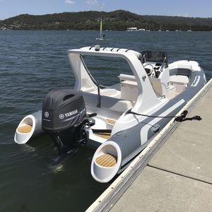 bateau pneumatique hors-bord