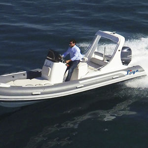 bateau pneumatique hors-bord