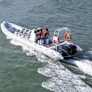 bateau pneumatique hors-bord