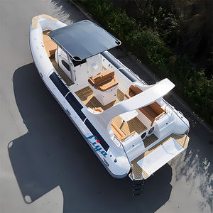 bateau pneumatique hors-bord